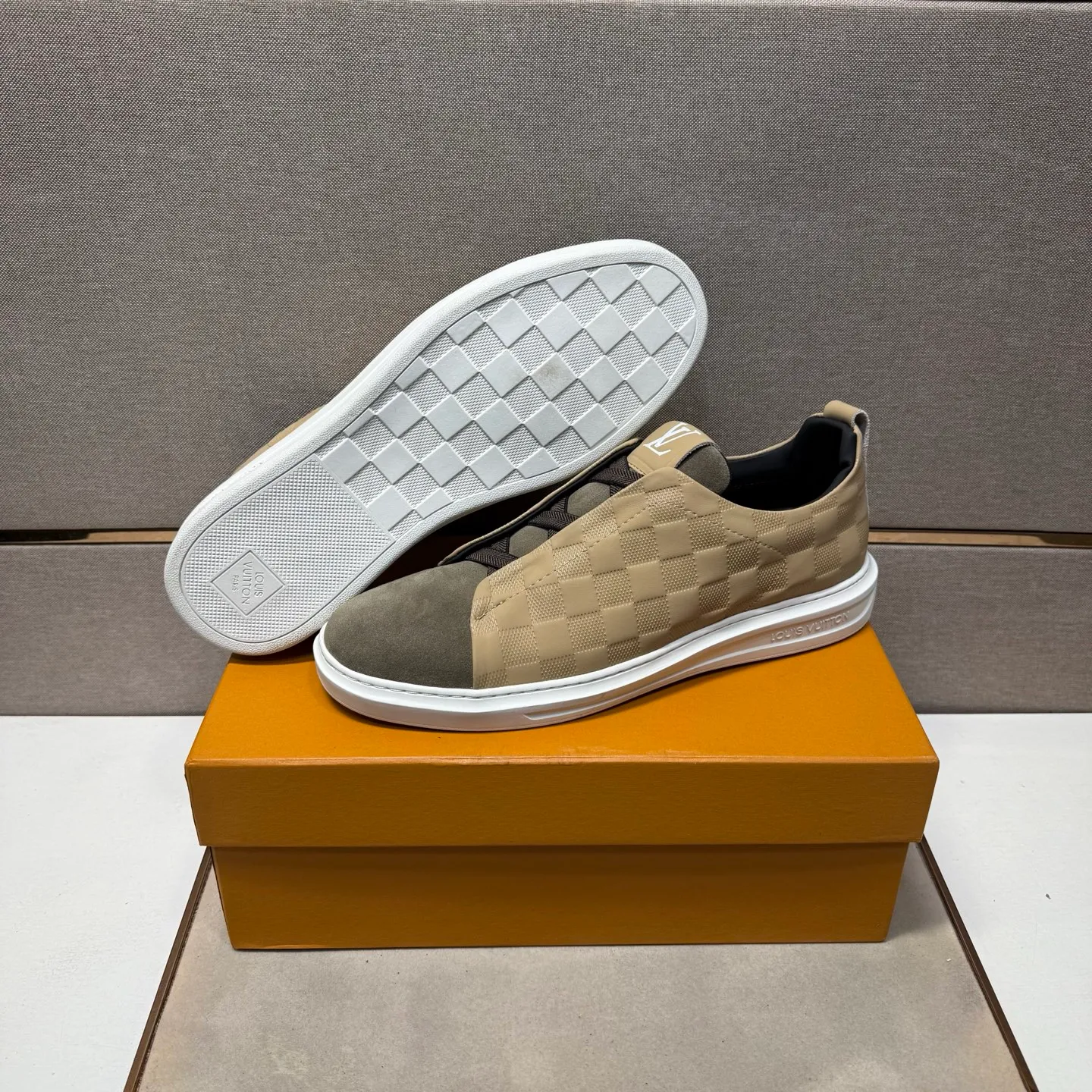 ⬛️Men's shoes 💰p442【LV～】Men's casual shoes 2025z cabinet sales simultaneously 🔶Size: 38-44#️⃣ 🔷2 colors🔜The upper is made of multi-material splicing➕Genuine leather lining, comfortable and breathable, sole: original comfortable and wear-resistant outsole, ⚠️Real shot📱Photographed🎬The real thing is better📢📢📢